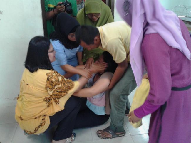 Istri Teknisi Telkomsel Pingsan Lihat Suami Dikafani